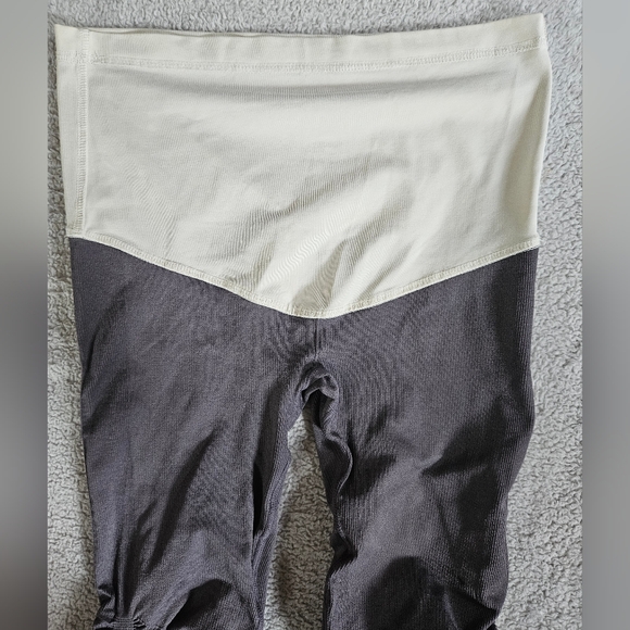 3 for $15 Pink Blush Maternity Capri Leggings M - Picture 2 of 5